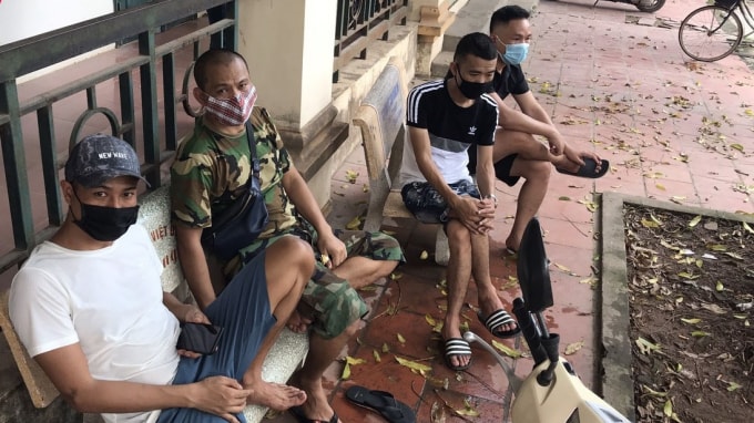4 người trong nhóm bị xử phạt vì tụ tập ăn nhậu.