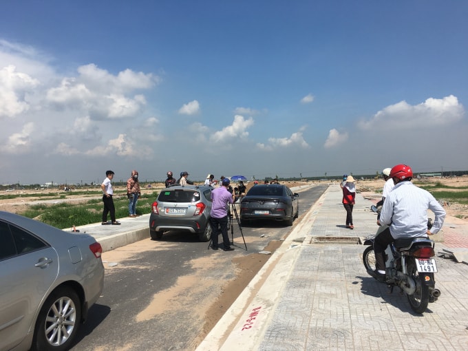 Mặt đường hẹp trong khi vỉa hè lại quá rộng khiến cho người dân không đồng tình khi nhận đất tái định cư tại Khu TĐC Lộc An-Bình Sơn.