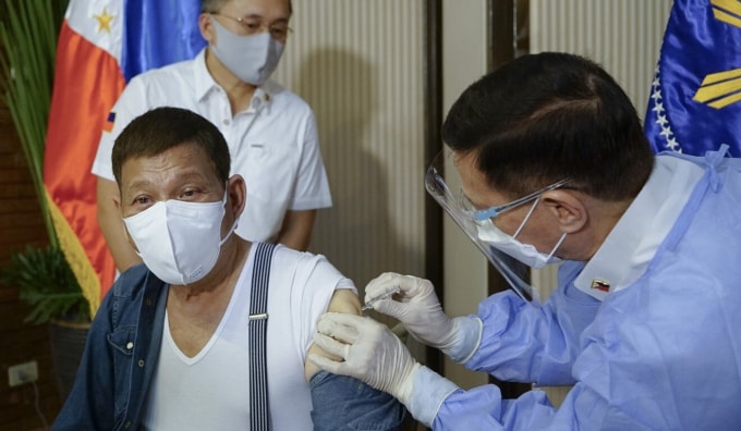Tổng thống Philippines Rodriogo Duterte tiêm vắc xin Covid-19 của Sinopharm. Ảnh: SCMP