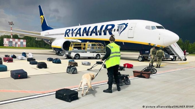 Chiếc máy bay của Ryanair bị buộc chuyển hướng và hạ cánh xuống Minsk. Ảnh: DPA