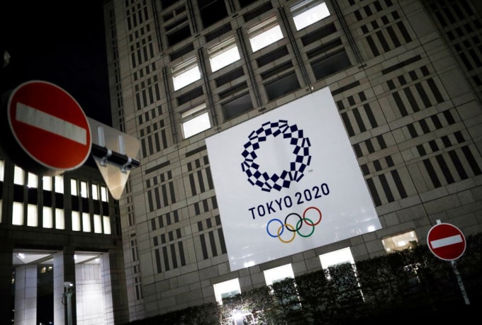 Biểu trưng của Thế vận hội Olympic Tokyo 2020 tại tòa nhà Văn phòng Chính phủ, ở Thủ đô Tokyo - Ảnh: Reuters