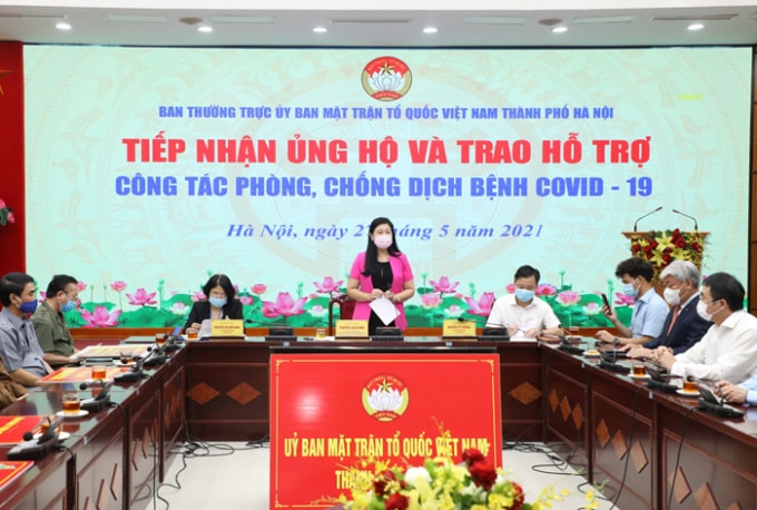 Chủ tịch Ủy ban MTTQ Việt Nam thành phố Nguyễn Lan Hương phát biểu tại buổi tiếp nhận