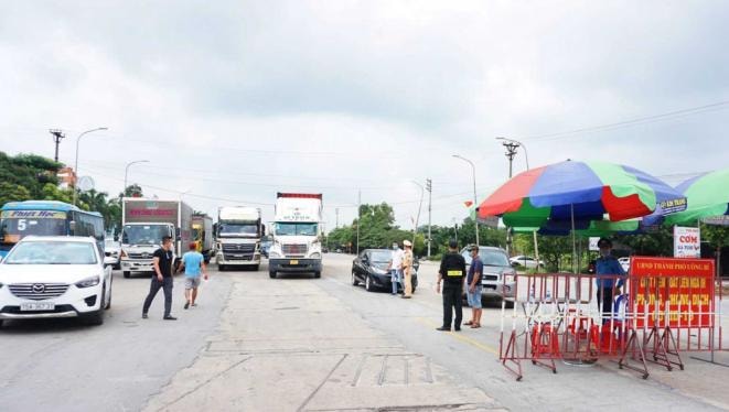 Chốt kiểm soát y tế tại các cửa ngõ vào tỉnh Quảng Ninh hoạt động 24/24. Ảnh; Báo Quảng Ninh.