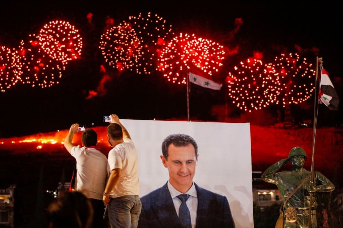 Những người ủng hộ Tổng thống Syria Bashar al-Assad ăn mừng sau khi kết quả cuộc bầu cử Tổng thống công bố rằng ông đã giành được nhiệm kỳ thứ tư tại Damascus, Syria, ngày 27 tháng 5 năm 2021 - Ảnh: REUTERS / Omar Sanadiki