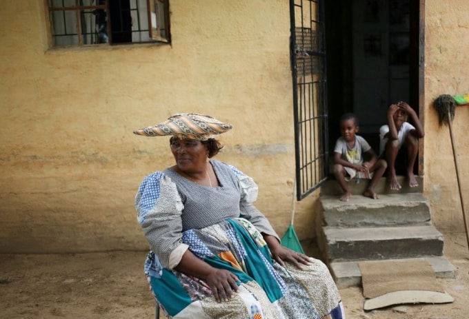 Người dân bộ tộc Herero có tên Sarafina Nbaimbaind trả lời phỏng vấn Reuters tại nhà riêng ở Okahandja, phía bắc Windhoek, Namibia, ngày 21 tháng 2 năm 2017 - Ảnh: REUTERS / Siphiwe Sibeko