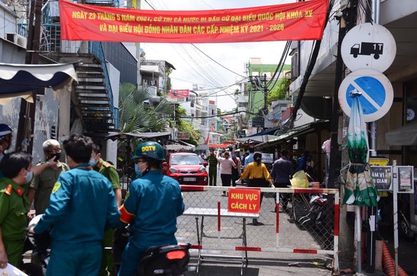 Trưa 28/5, hẻm 284/34 Lê Văn Sỹ, quận 3 được lực lượng chức năng khoanh vùng. Ảnh: Tuổi trẻ