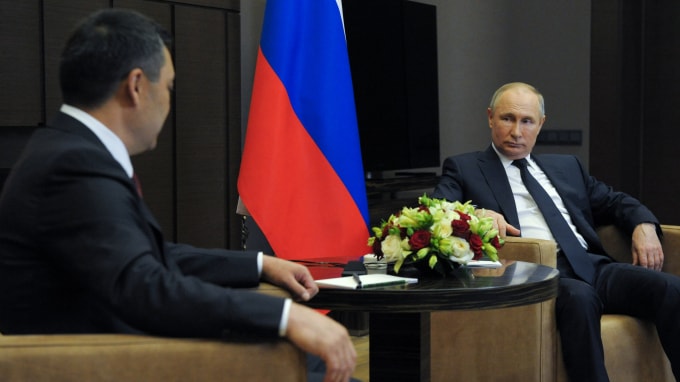 Tổng thống Nga Vladimir Putin (phải) gặp người đồng cấp Kyrgyzstan Sadyr Japarov tại Sochi, Nga, vào ngày 24 tháng 5 - Ảnh: Sputnik / Kremlin