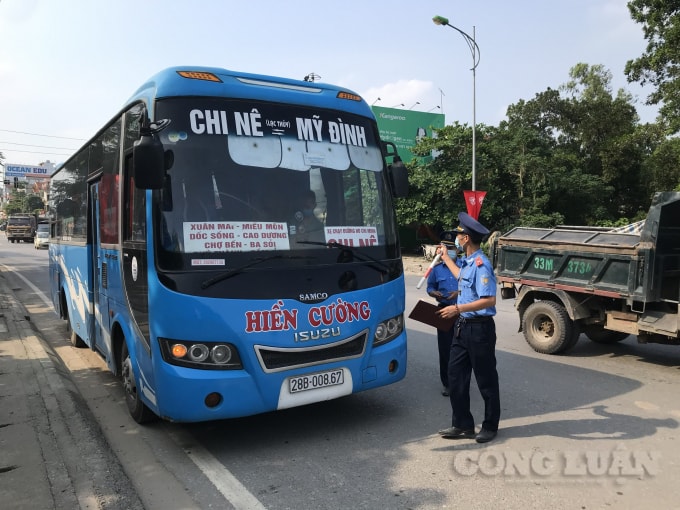 Thanh tra Sở GTVT Hà Nội kiểm tra việc chấp hành các quy định phòng chống dịch bệnh Covid-19 trên các phương tiện kinh doanh vận tải bằng ô tô tại các tuyến đường cửa ngõ ra vào Thủ đô