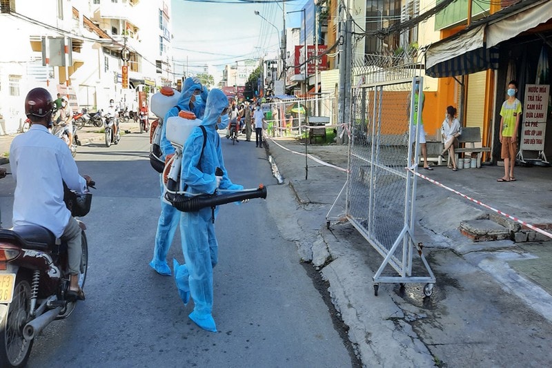 Ngành y tế khẩn trương phun thuốc khử khuẩn khu vực nghi có ca nhiễm Covid-19. Ảnh: plo.vn