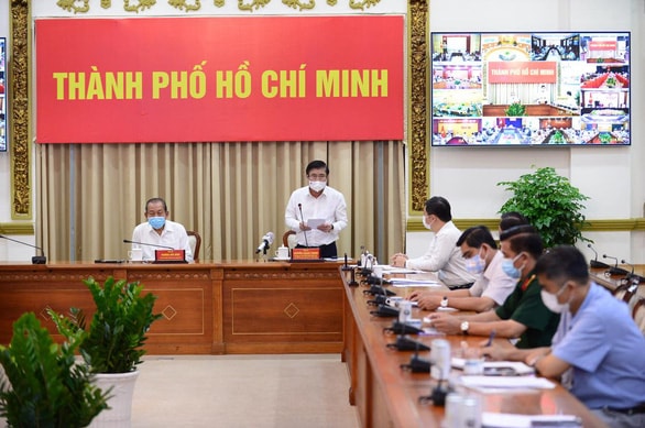 Chủ tịch UBND TP. HCM Nguyễn Thành Phong báo cáo Thủ tướng tại điểm cầu TP. HCM - Ảnh: QUANG ĐỊNH