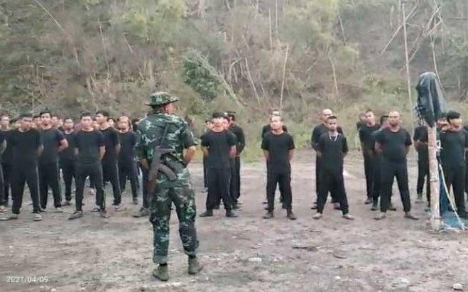 Lực lượng phòng vệ nhân dân của chính phủ NUG đang huấn luyện - Ảnh: Trích từ video