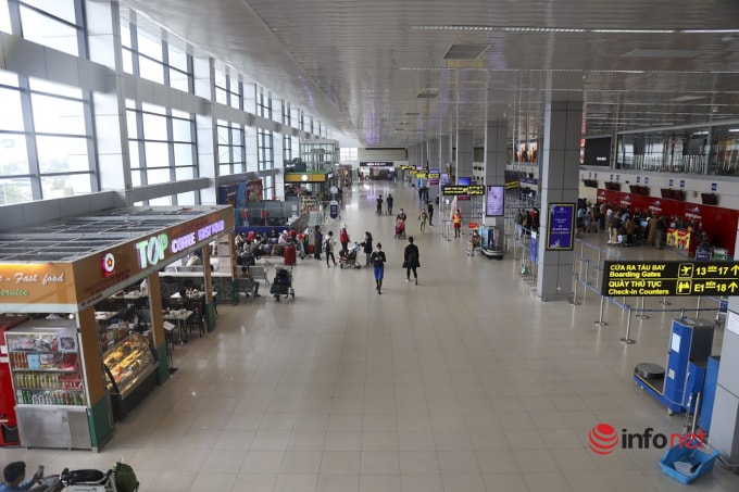 Do dịch COVID-19 tái bùng phát, sân bay Nội Bài rất thưa vắng khách.