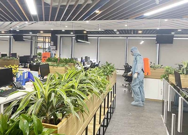 Nhân viên y tế thực hiện phun khử khuẩn toàn bộ tầng 4 nơi bệnh nhân Đ.T.P làm việc