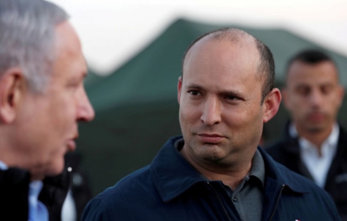 Bộ trưởng Quốc phòng Israel Naftali Bennett nhìn Thủ tướng Benjamin Netanyahu trong chuyến thăm căn cứ quân đội Israel ở Cao nguyên Golan do Israel chiếm đóng, ngày 24 tháng 11 năm 2019 - Ảnh: REUTERS
