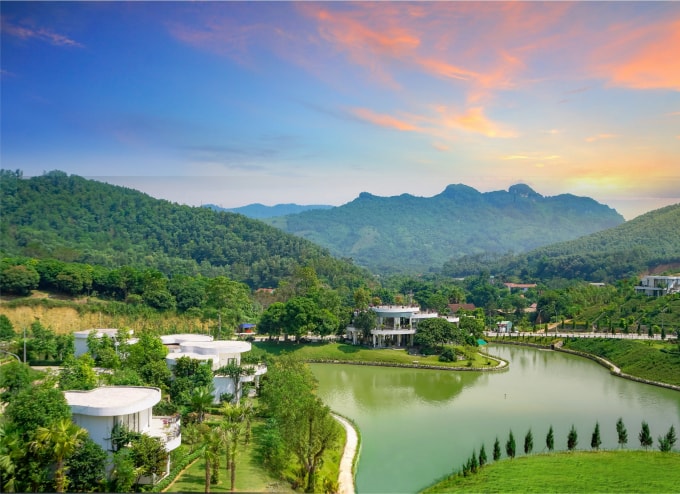 Ivory Villas & Resort nằm giữa thiên nhiên ngập tràn sắc xanh núi rừng.