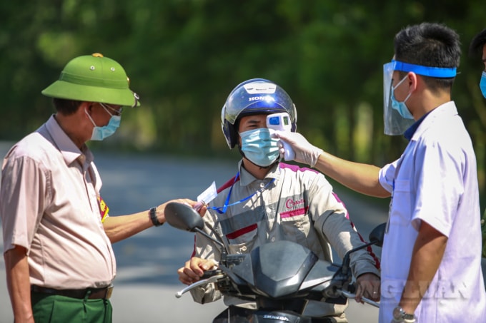 Mọi công nhân, người di chuyển qua các điểm chốt đều được kiểm tra, khai báo y tế.