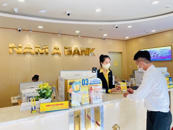 Khách hàng giao dịch tại Nam A Bank Cần Thơ.