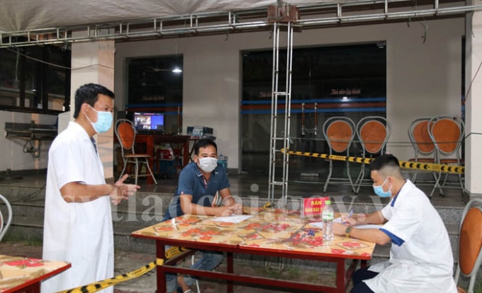 Chốt kiểm dịch y tế ở Km 237 cao tốc Nội Bài - Lào Cai kiểm soát tất cả những người từ vùng dịch lên Lào Cai, qua đó phát hiện nhiều trường hợp đưa đi cách ly tập trung.
