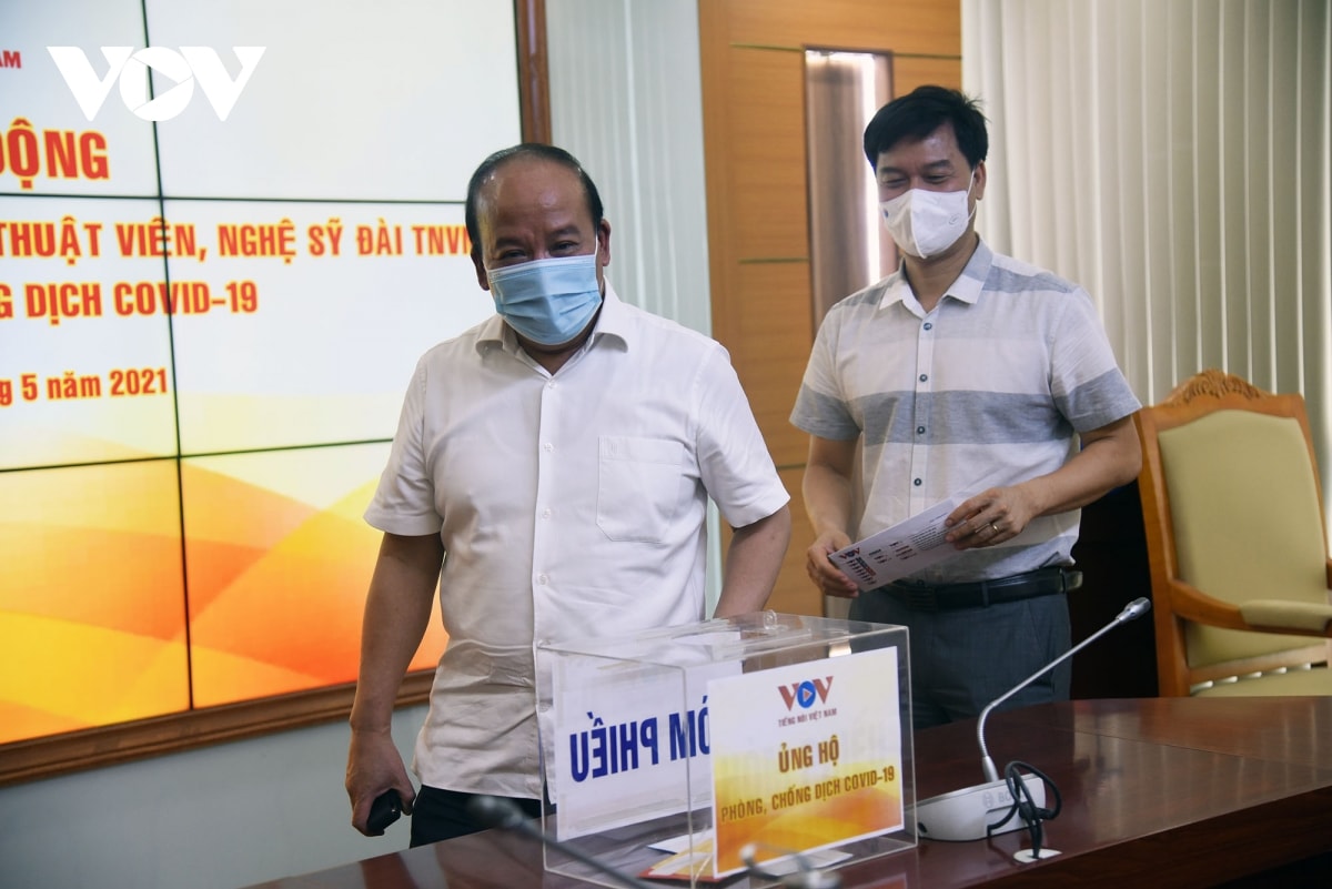 Các Phó Tổng Giám đốc VOV - ông Trần Minh Hùng và ông Ngô Minh Hiển ủng hộ phòng chống dịch. Ảnh: VOV
