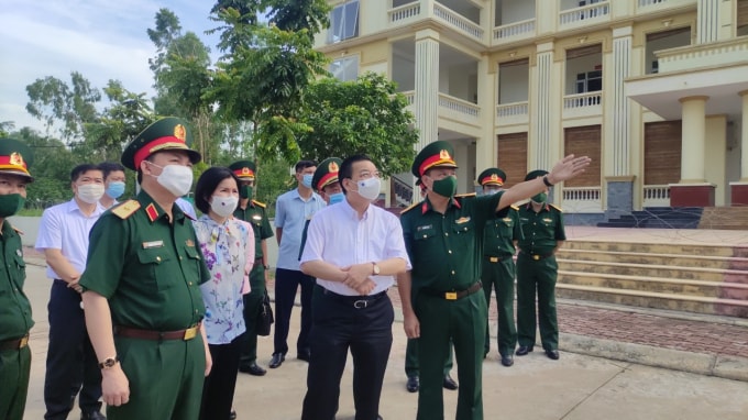 Sáng 31/5, Chủ tịch UBND TP.Hà Nội Chu Ngọc Anh đã đến kiểm tra địa điểm cách cách ly tập trung ở Trường Quân sự Bộ Tư lệnh Thủ đô sau khi có nhiều ca mắc Covid-19 (là các F1 tiếp xúc nhiều với F0 trước khi cách ly).