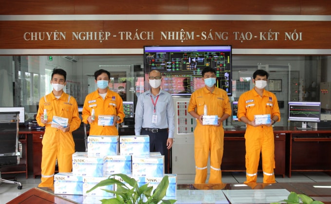 PV GAS cấp phát và yêu cầu mang khẩu trang, thực hiện sát khuẩn với toàn thể người lao động.
