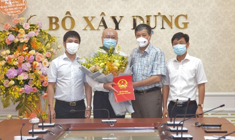 Lãnh đạo Báo Xây dựng chúc mừng tân Tổng biên tập Nguyễn Thái Bình. Ảnh: Hạ Ly