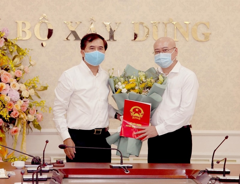 Thừa ủy quyền của Bộ trưởng Bộ Xây dựng, Thứ trưởng Lê Quang Hùng trao Quyết định của Bộ trưởng Bộ Xây dựng về việc bổ nhiệm Tổng biên tập Tạp chí Xây dựng. Ảnh: Hạ Ly