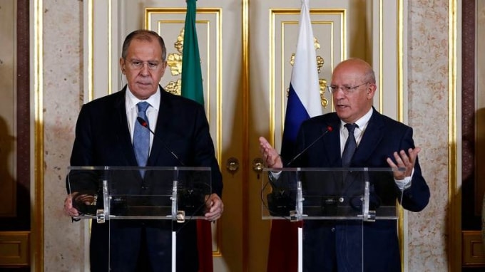 Ngoại trưởng Nga Sergei Lavrov (trái) cảnh báo EU về các lệnh trừng phạt mới - Ảnh: Reuters