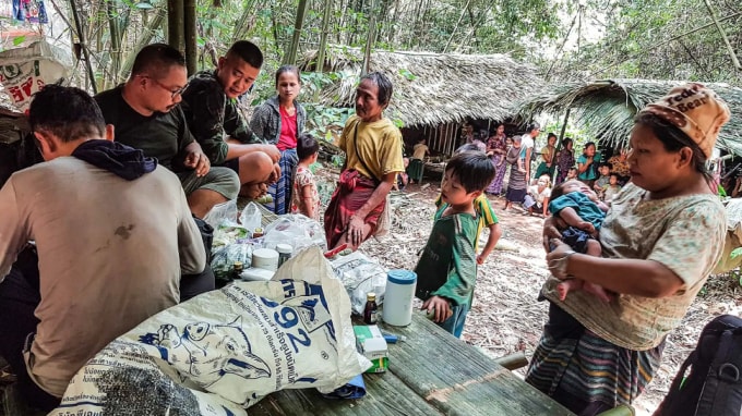 Các nhân viên y tế có xu hướng di dời nội bộ người dân ở Bang Kayin của Myanmar sau các cuộc không kích quân sự trong khu vực © Karen Medical Information / AFP