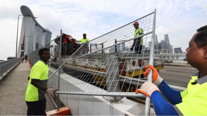 Singapore chủ yếu dựa vào lao động nhập cư từ Nam Á để thực hiện các công việc sử dụng nhiều lao động như xây dựng và đóng tàu. Ảnh: Ken Kobayashi.