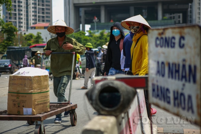 Ở thời điểm nền nhiệt độ tăng cao trên 40 độ C, nhiều tuyến đường, con phố của Hà Nội vẳng vẻ người di chuyển do nắng nóng, thì ở đây dòng người vào gửi hàng tấp nập. Trước ánh nắng, sức nóng giữa trưa, những người lao động hối hả bốc dỡ hàng hóa để chuyển lên xe.