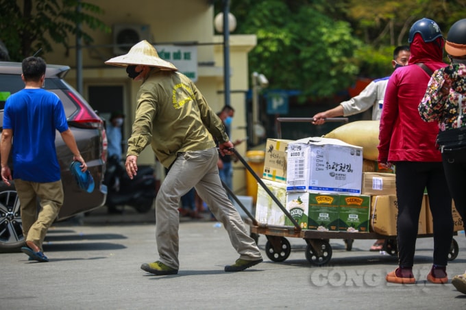 Hàng hóa của người dân nhanh chóng được bốc xếp xuống xe kéo và được kéo đi đến các xe khách đã chờ sẵn ở trong bến xe.