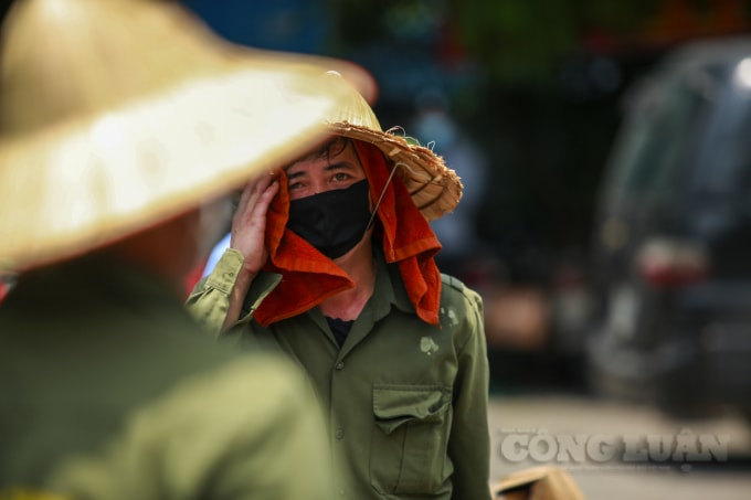 Anh Nguyễn Viết Thảo (Xuân Phương, Hà Nội) làm công việc bốc vác hàng hóa ở đây đã được 6 năm cho hay: