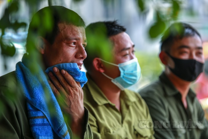 Lau mồ hôi vội trong lúc nghỉ ngơi, anh Nguyễn Như Dũng quê ở Nông Cống (Thanh Hóa) cho biết: “Tôi ra Hà Nội làm việc được 5 năm rồi, thời điểm này do ảnh hưởng của dịch nên làm việc gì cũng khó. Mặc dù buổi trưa những ngày này ở Hà Nội nhiệt độ oi nắng, nhưng có công việc để làm thời điểm này thì cũng mừng rồi. Một tháng lương tôi làm ở đây được khoảng 7-8 triệu đủ trang trải cuộc sống.”