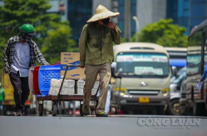 Ông Phạm kế Thiện – Tổ trưởng an ninh trật tự và bốc xếp hàng hóa trong bến xe Mỹ Đình cho hay: “Do công việc bốc xếp hàng hóa của người dân rải rác ở trong ngày, nên chúng tôi đã chia 2 ca, sáng và chiều để làm việc. Do ảnh hưởng của dịch Covid-19 nên lượng xe hoạt động ở bến chỉ còn khoảng 20% so với trước, dẫn đến việc cũng giảm đi nhiều. Nhưng mọi người gửi hàng hóa thì vẫn duy trì. Thời điểm hàng hóa mọi người gửi nhiều nhất là từ khoảng 10h-12h trưa và 4h-6h chiều hằng ngày.”