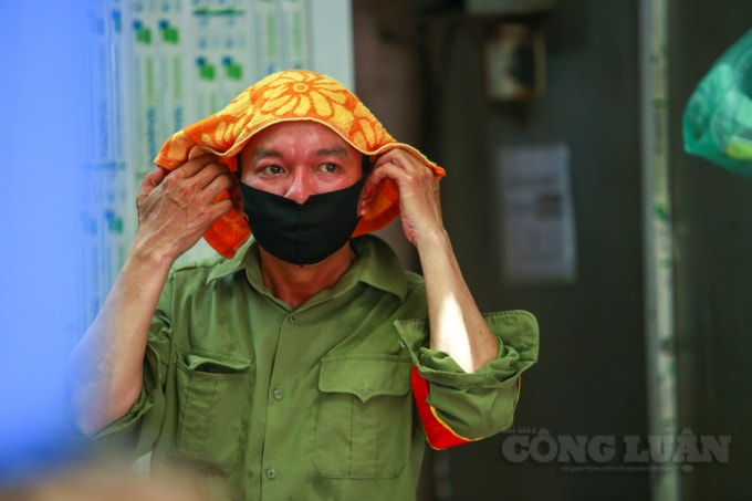 Nhiều người nhúng khăn vào nước và trùm lên đầu để giảm nóng khi làm việc ở đây.