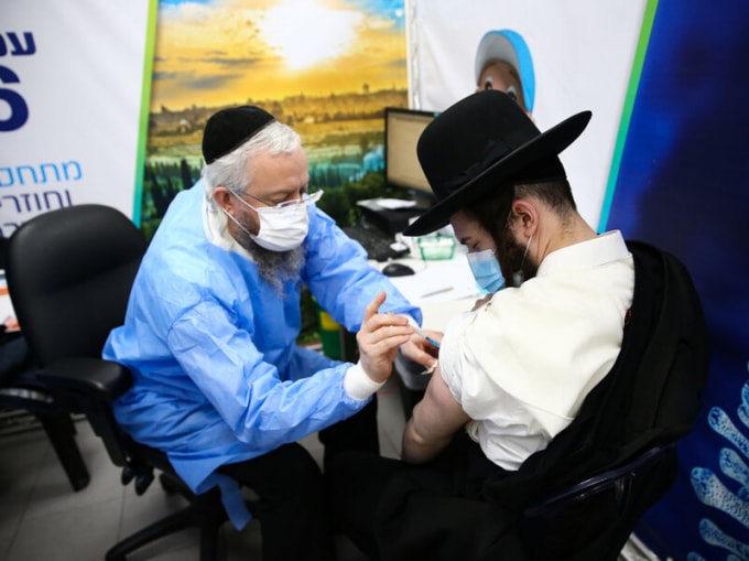 Israel phát hiện một số trường hợp viêm cơ tim liên quan đến vắc xin COVID-19 của Pfizer - Ảnh: Getty