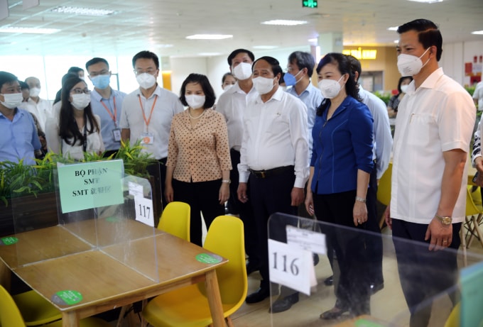Phó Thủ tướng Lê Văn Thành thăm khu căng-tin của công nhân Công ty Goertek.