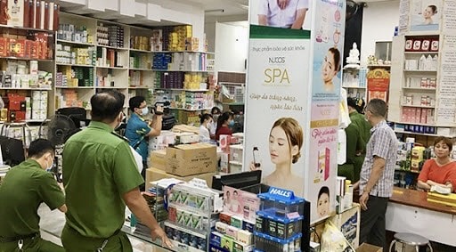 Lực lượng chức năng kiểm tra nhà thuốc vi phạm trên địa bàn Đồng Nai.