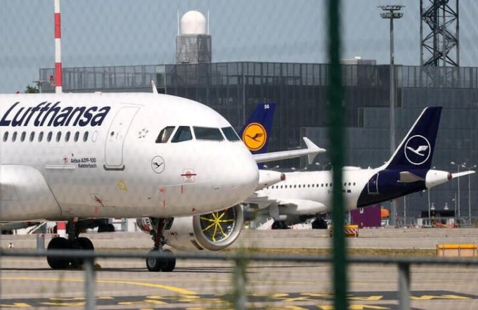 Chuyến bay của hãng Lufthansa từ Đức tới Nga bị gián đoạn một thời gian - Ảnh: Reuters
