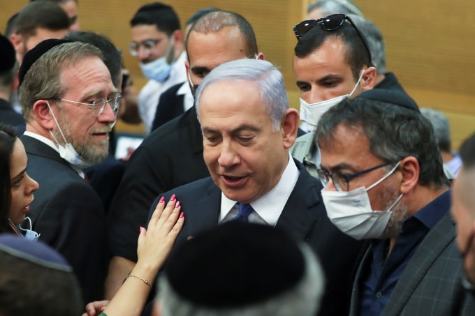 Thủ tướng Israel Benjamin Netanyahu tại một phiên họp đặc biệt của Knesset sau khi các nhà lập pháp Israel bầu một tổng thống mới ở Jerusalem ngày 2 tháng 6 năm 2021 - REUTERS / Ronen Zvulun