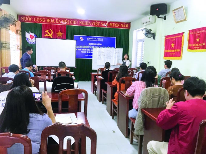 Tập huấn nghiệp vụ “ Cách tìm kiếm đề tài - khai thác và xử lý thông tin” cho phóng viên các cơ quan báo chí trong tỉnh. Ảnh: PV