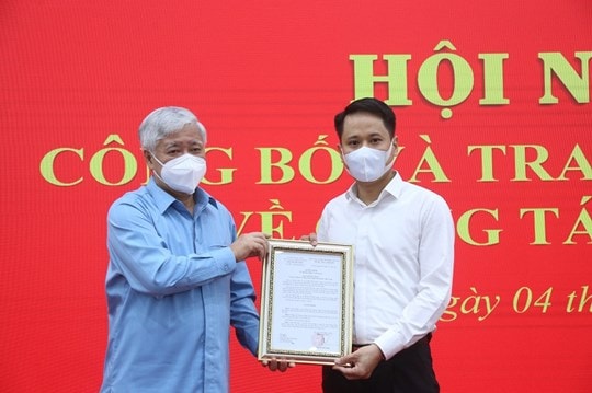 Bí thư Trung ương Đảng, Chủ tịch Ủy ban Trung ương MTTQ Việt Nam Đỗ Văn Chiến trao Quyết định giao nhiệm vụ Phó Tổng Biên tập phụ trách Tạp chí Mặt trận cho đồng chí Trương Thành Trung. Ảnh: tapchimattran.vn