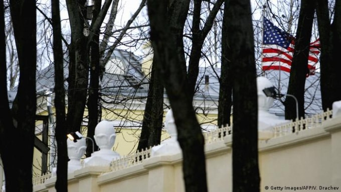 Một lá cờ Hoa Kỳ bay sau hàng rào của Đại sứ quán Hoa Kỳ ở Minsk. Ảnh: AFP