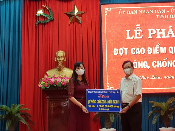 Doanh nghiệp trên địa bàn quyên góp ủng hộ quỹ phòng, chống dịch bệnh Covid-19. (Ảnh: Minh Luân)