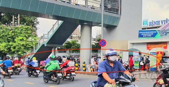 Hàng trăm người xếp hàng chen lấn trước cổng cơ sở số 1 trên đường Nơ Trang Long (Bình Thạnh)