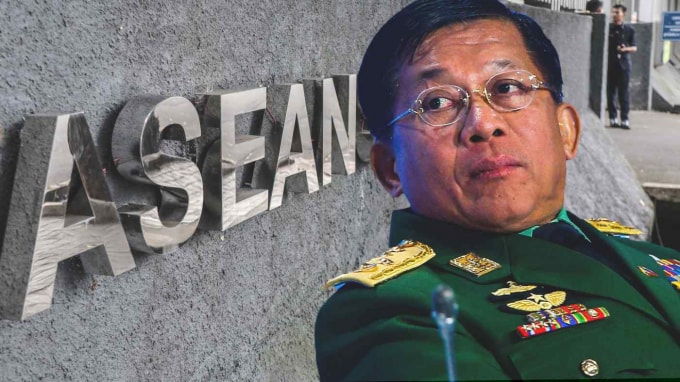 Thống tướng Min Aung Hlaing có cuộc gặp với hai quan chức ASEAN tại thủ đô Naypyitaw của Myanmar - Ảnh: Getty Images / Ken Kobayashi