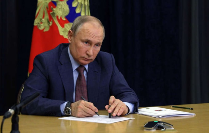 Tổng thống Nga Vladimir Putin vừa ký thông qua luật cấm 'những kẻ cực đoan' tham gia bầu cử - Ảnh: Reuters