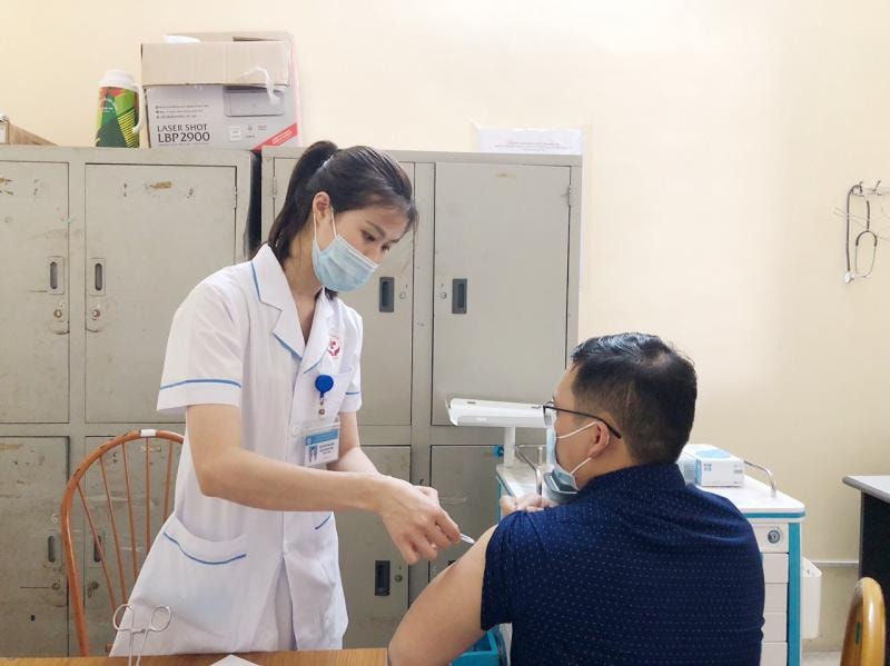 Ngày 3/6, 367 thương nhân và lái xe tỉnh ngoài đến huyện Lục Ngạn thu mua vải thiều được tiêm vaccine để đảm bảo an toàn phòng chống dịch Covid-19. Ảnh: minh họa