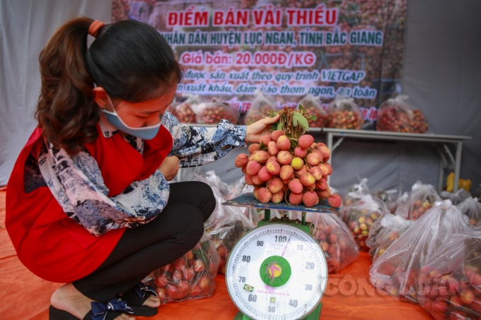 Theo ông Nguyễn Xuân Hiển – Phó chủ tịch Hội chữ thập đỏ TP. Hà Nội: “Với quan điểm phi lợi nhuận, gần 5 tấn vải được chuyển từ Bắc Giang về các điểm ở Hà Nội bán với mức giá đúng bằng mức giá chúng tôi thu mua của người dân ở huyện Lục Ngạn là 20.000 VNĐ/1kg. Hoạt động này nhằm hỗ trợ bà con nhân dân để sớm vượt qua thời điểm dịch này. Thời gian tới chúng tôi sẽ tiếp tục tổ chức thêm các điểm tiêu thụ nông sản cho bà con nông dân ở Bắc Giang tại Hà Nội”.